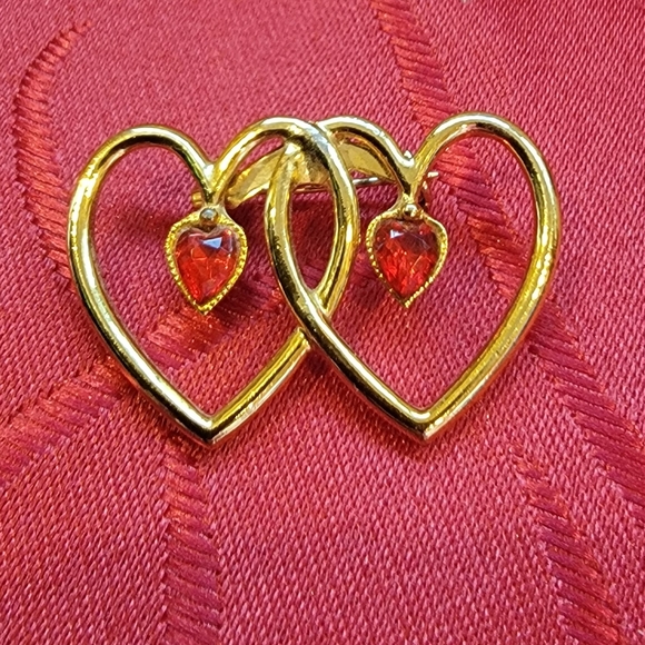 Gold tone Hearts with red gem brooch - Picture 2 of 6